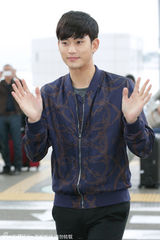 组图：金秀贤现身机场 见镜头热情挥手招呼