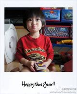 组图：微镜头下的小小志 呆萌可爱完胜童颜老爸