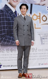 组图：李珉廷红裙亮相《我恋爱的一切》发布会