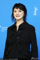 组图：《她们看见一头熊》亮相 罗曼妮红唇抢镜