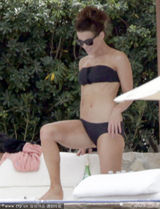 组图：贝金赛尔比基尼度假 凹造型秀S曲线