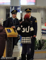 幻灯图：谢娜潮人着装现身机场 翻箱倒柜似“倒妹”