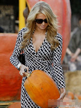 组图：希尔顿飞机场变丰满 俯身挤乳沟挑南瓜