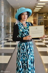 组图：刘晓庆长裙飘逸 白西装展知性干练一面