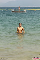 组图：蓝奕邦赤膊冲浪 大鱼缸内秀钢条身型