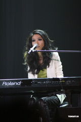 组图：曲婉婷香港音乐会 否认借版权事件炒作