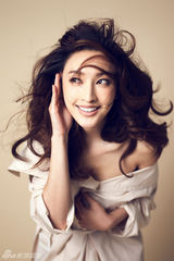 组图：张俪优雅着装拍大片 极简风格尽显张力