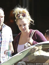 组图：布兰妮露眼纹唇纹 疲态难掩惨变老甜甜