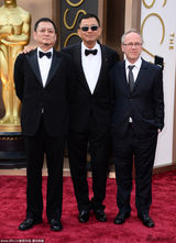 组图：王家卫张叔平黑色西装搭档亮相