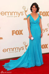 组图：艾美奖红毯 寇碧-史莫德斯蓝色纱裙亮相