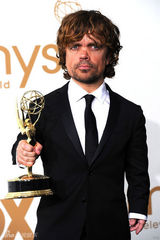 组图：艾美奖后台 彼得-丁拉基喜捧最佳男配奖杯