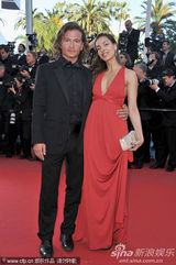 组图：C罗超模女友戛纳走秀展玉腿深沟