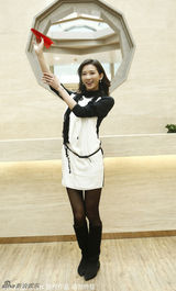 组图：林志玲裙装搭配雪地靴亮相 台上俏皮可爱