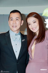 组图：舒淇优雅长裙性感代言 低胸美背十足抢镜