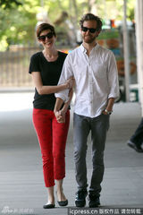 组图：海瑟薇街头依偎老公 十指紧扣晒甜蜜爱情