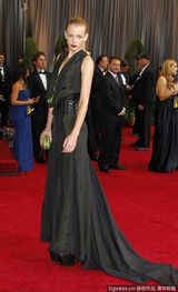 高清组图：超模多丽丝性感高开衩礼服秀美腿