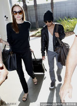 组图：朱莉与养子同返洛杉矶 全黑装扮酷劲十足