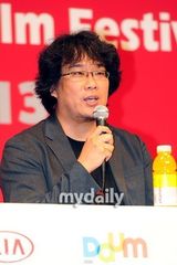 组图：宋康昊奉俊昊釜山宣传《雪国列车》