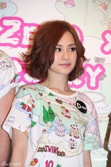 组图：Twins十周年推限量服饰 阿Sa现场祝福郑中基