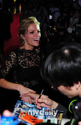 组图：布鲁克林-戴可儿等赴韩国宣传新片《战舰》