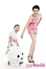 组图：孔维携爱子拍摄亲子大片 默契十足充满童趣