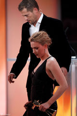 高清图：斯嘉丽-约翰逊黑色礼服亮相金摄影机奖