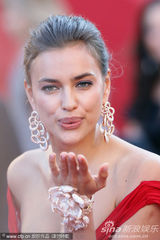 组图：C罗超模女友戛纳走秀展玉腿深沟