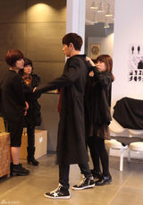 组图：韩星朴海镇上海购物装扮时尚