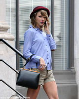 组图：泰勒-斯威夫特热裤长袜出镜 忙煲电话粥