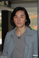 高清图：郑伊健拍摄纪念特辑 和好友古巨基玩乒乓