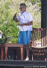 组图：乔治-克鲁尼携女友墨西哥度假 与好友野餐