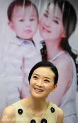 幻灯图：王艳新书签售 谈儿子一半天使一半魔鬼 