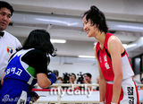 组图：韩女演员李诗英参加女子拳击比赛获胜