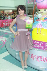 组图：官恩娜忙工作感激男友包容 想往内地发展