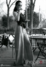 组图：霍思燕登《大周末》封面  眼神凌厉气场逼人