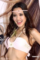 幻灯图：两大名模比基尼火辣风情 大秀风骚蛮腰