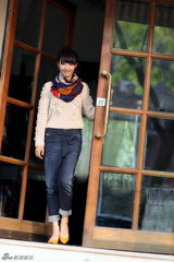 组图：“黄小仙”街拍笑容甜美 白百何明媚一冬