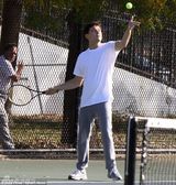 组图：莱昂纳多《华尔街之狼》片场欢乐打网球