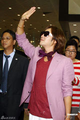 组图：张根硕红衣抵台大送飞吻 粉丝疯狂