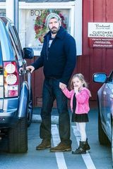 组图：本-阿弗莱克奶爸范 女儿粉衣吃零嘴可爱