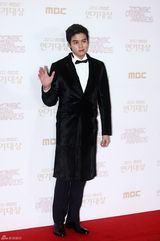 高清图：尹恩惠金秀贤JYJ亮相MBC演技大赏红毯