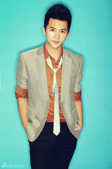 组图：歌手阳斌帅气写真 大男孩个性十足