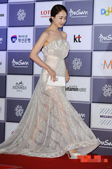 组图：釜山电影节开幕 金敏贞抹胸长裙亮相