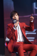 高清组图：李秉宪穿大红正装宣传《赤焰2》