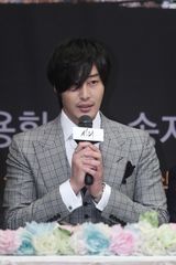 高清组图：李敏镐金喜善等出席《信义》发布会