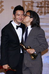 组图：金鸡百花节颁奖礼后台 众星亲吻奖杯