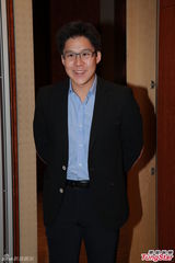 组图：霍启刚升级人父首现身 给媒体发喜饼