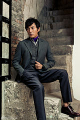 组图：秦昊黑白封面大片 打造年代绅士风