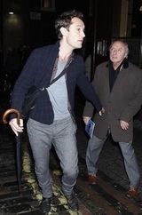 组图：西耶娜-米勒与裘德-洛旧情复燃 一同看戏