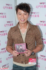 组图：李克勤签唱会千人捧场 成证婚人主持小婚礼